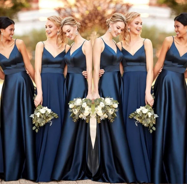 Gaun bridesmaid dengan tali spaghetti